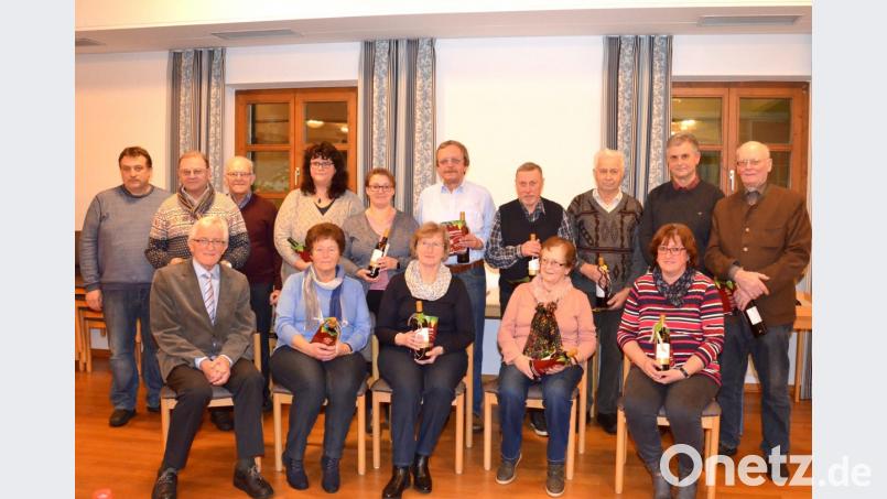 Im Gemeindesaal des Rathauses ehren Sprecher Josef Kleber (links) und Pfarrer Georg Hartl (sitzend, links) langjährige Mitglieder des Pfarrgemeinderats beim Jahresabschluss-Abend der Pfarrei Waidhaus. Bild: fjo