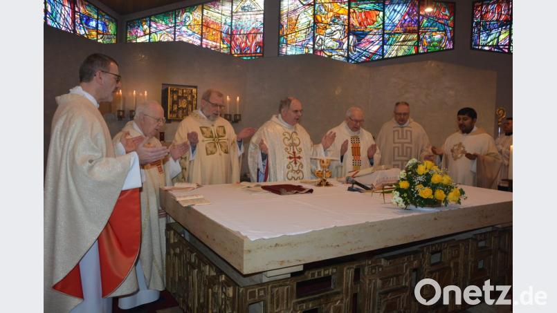 Die Zelebranten am Altar: von links Waldsassens Stadtpfarrer Thomas Vogl, Pater Hans Junker, Pater Benedikt Leitmayr, Abt Zdenek Filip Lobkowicz, Pater Friedhelm Czinczoll, Regionaldekan Georg Flierl und Pater John. Bild: jr