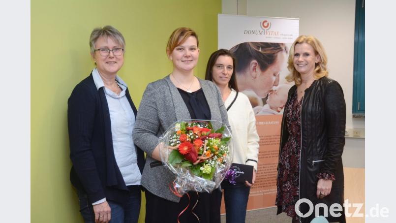 Stabwechsel bei Donum Vitae: Auf Nicole Punzmann (Zweite von rechts) folgt Sandra Kellermann (Zweite von links) als Bevollmächtigte von Donum Vitae für den Bereich Tirschenreuth. Andrea Lang (rechts), Bevollmächtigte für Weiden-Neustadt, und Elisabeth Schieder, Leiterin der Beratungsstelle, freuen sich, dass für die wichtige Unterstützerin eine Nachfolgerin gefunden wurde. Bild: Gabi Schönberger