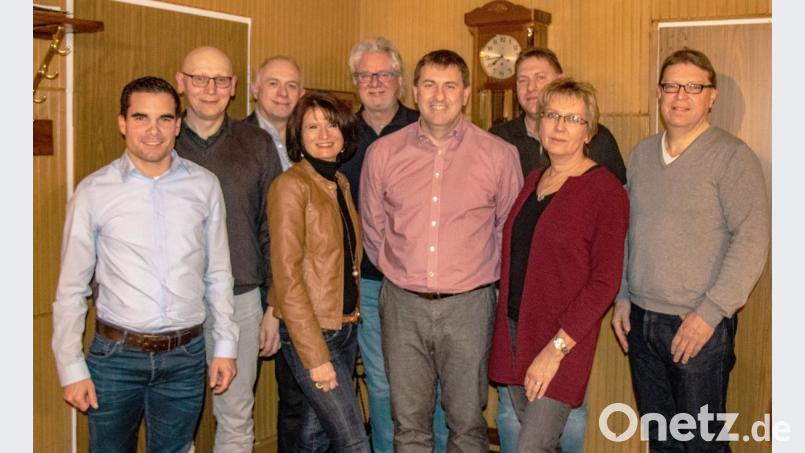 Mit einstimmigem Votum wurde als neuer 1. Vorsitzender Ewald Plößner gewählt. Stellvertretende Vorsitzende wurden Jürgen Geyer und Richard Götz. Das Amt der Schriftführerin hat weiterhin Carolin Sobirey inne, ebenso wurde Hubert Lohner als Kassier bestätigt. Weiterhin als Kassenprüfer fungieren Rosi Kowollik und Alfons Sandner. Beisitzer sind Peter Böhme und Philipp Kroher, Norbert Wilterius und Thomas Seemann. Bild: ilt