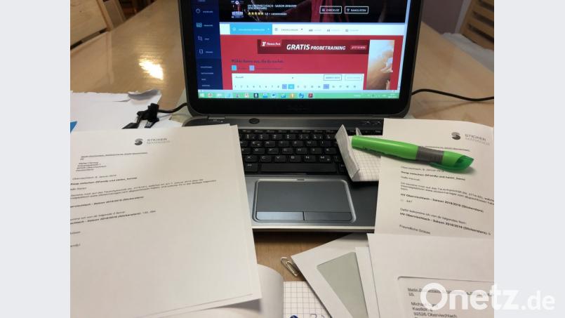 Eine Online-Tauschplattform hilft den Sammlern, die Hefte mit den rund 450 Sammelbildern von Aktiven und Funktionären des Handballvereins Oberviechtach zu füllen. Bild: zim