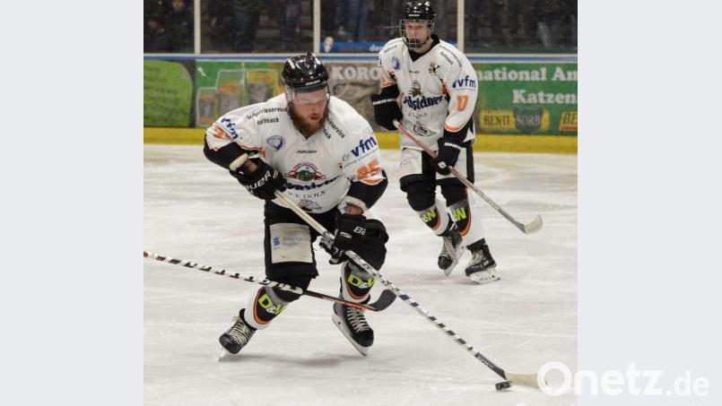 Daniel Krieger (vorne) ist ab sofort für den ERSC Amberg spielberechtigt. Das heißt, er kann bereits am Freitag, 25. Januar, gegen EA Schongau eingesetzt werden. Bild: brü