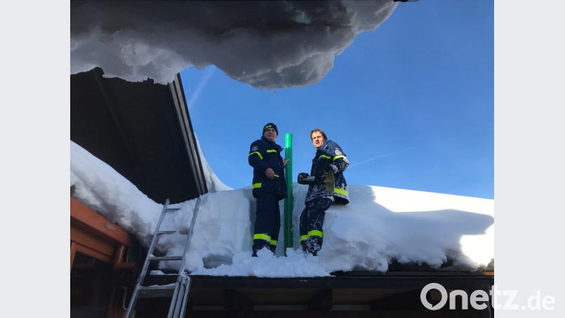 Dietmar Bleistein (links) und Rudi Hattenkofer (rechts) berechnen die Schneelasten. Unentbehrliches Hilfsmittel ist dabei ein Abflussrohr. Bild: cv