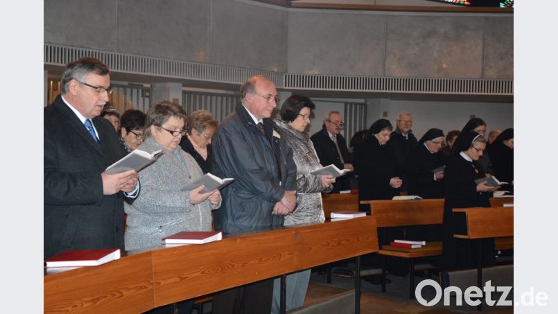 Unter den Gottesdienstbesuchern waren auch Georg Hecht (Dritter von links), Leiter des Tirschenreuther Stiftland-Gymnasiums, sowie Äbtissin Laetitia Fech. Bild: jr