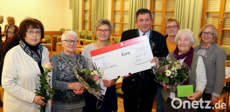 Zweite Vorsitzende Renate Bock (Dritte von links) überreicht Pfarrer Max Früchtl eine Spende von 3000 Euro. Weitere 1500 Euro kamen von einer Abordnung der Theatergruppe mit Rita Rosner, Anni Witzl und Martha Plödt (von rechts). Neu im Verein ist Christa Hummel (links). Blumen gab es für die scheidende Fahnenträgerin Berta Stich (Zweite von links). Bild: mef