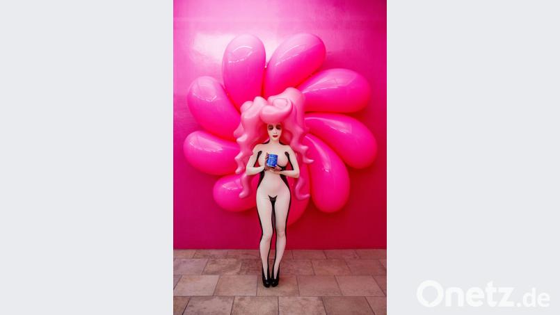 „Alles so schön bunt hier!” Sascha Frolova
präsentierte sich im Herbst 2017 im Luft-
museum als pinkfarbene Latex-Skulptur. Bild: Marcus Rebmann