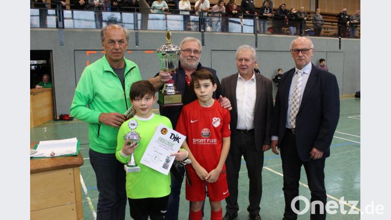 Die DJK St.Ingbert I ergattert den Sieger- und Wanderpokal bei der DJK-Bundeshallenmeisterschaft in Wunsiedel. Bei der Siegerehrung gratulieren: (von links) DJK-Vorsitzender Robert Söllner, DJK-Bundesfachwart Jürgen Martens, DJK-Vizepräsident Siegmund Balk, zweiter Bürgermeister der Stadt Wunsiedel Manfred Söllner. Bild: soj