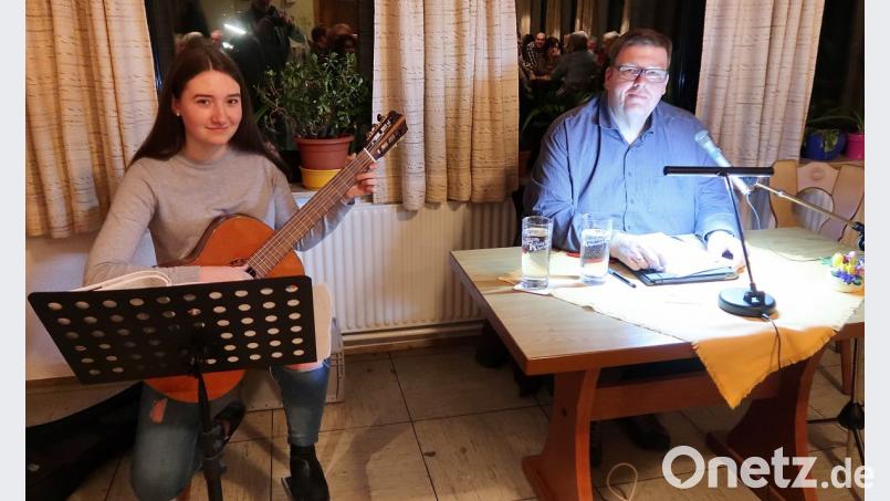 Viel Beifall bekam Reinhard Stummreiter (rechts) für seine kalorienreiche Lebensgeschichte, „Meine fetten Jahre sind vorbei“. Lisa-Maria Schmidt (links) bereicherte mit der Gitarre während der Texte den Vorleseabend. Bild: bsc
