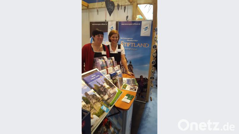 Beatrix Rustler und Inge Frank (rechts) am Stand der Ferienregion Stiftland auf der Grünen Woche in Berlin. Bild: exb
