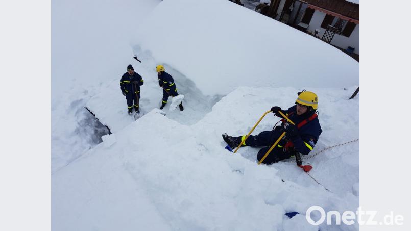 Auch die Helfer aus Oberviechtach stellten sich in Oberbayern dem Kampf gegen die Schneemassen. Bild: bgl