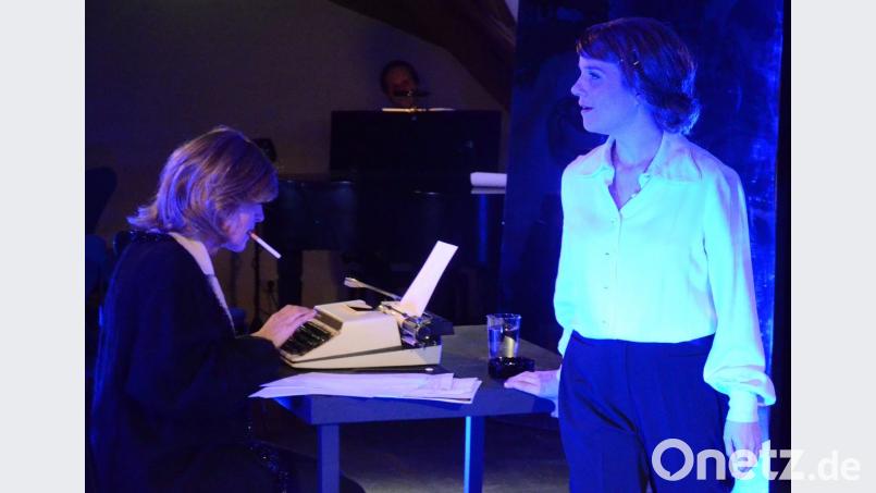 Die alte und die junge Knef treten in einen Dialog. Das authentische Spiel von Doris Hofmann (rechts) und Claudia Lohmann lassen den Zuschauer die psychologische Beklemmung der Künstlerin erspüren. Bild: Kunz