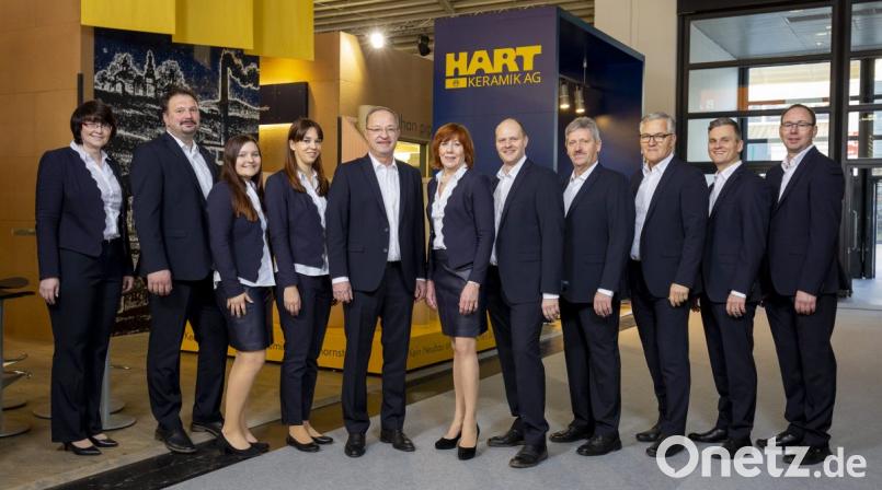 Schwer im Einsatz war bei der Baufachmesse in München das elfköpfige Messeteam von Hart Keramik mit (von links) Marina Günter, Stefan Spörrer, Sophia Huscher, Christina Schmaus, Anton Wolfgang Hart, Elisabeth Hart, Michael Schwarz, Lorenz Müller, Hans-Peter Schatz, Eugen Hörner und Sven Eulenstein. Bild: exb