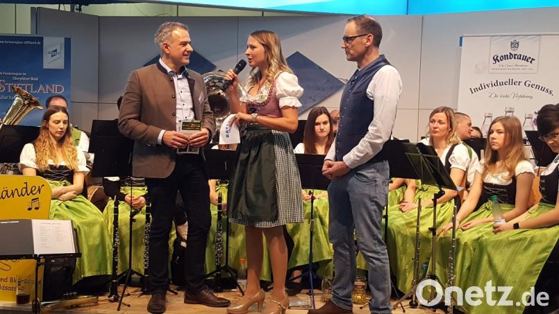 Die beiden Bürgermeister Roland Grillmeier und Bernd Sommer auf der Bühne der Bayernhalle im Gespräch mit Marion Wunderlich. Bild: exb