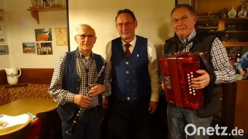 Auf dem Goglhof daheim. Sepp Ertl, Josef Schmaußer und Hans Dittrich (von links) gestalteten den Heimatabend in Eberhardsbühl. Bild: hka