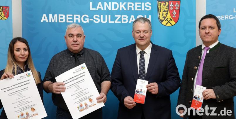 Wohin kann man sich wenden, wenn man Rat in der Pflege braucht? Für die Menschen im Landkreis Amberg-Sulzbach gibt es ab sofort eine Servicestelle, die vom Bezirk Oberpfalz geschultert wird. Von links: Nadine Gerl, Ekkehard Gauglitz, Landrat Richard Reisinger und Benedikt Schreiner. Bild: Wolfgang Steinbacher