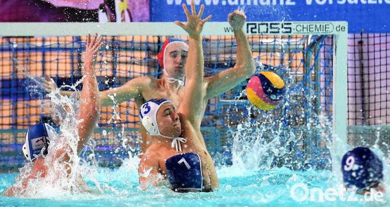 Ein hartes Stück Arbeit war der erste Zwei-Punkte-Erfolg der Weidener Wasserballer. Beim 13:10 gegen den SC Wedding Berlin zeigte die Mannschaft einmal mehr große Moral. Bild: Büttner