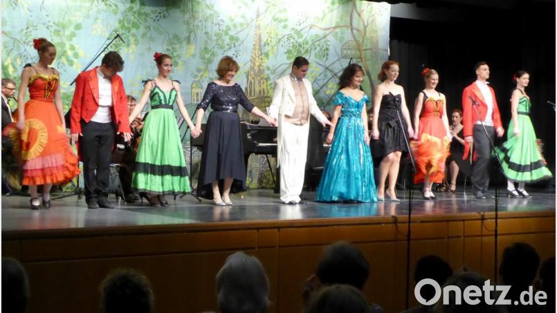 Verdienter Schlussapplaus: jeweils links und rechts drei Mitwirkende des Balletts, Moderatorin Ursula Meistner (4. von links), daneben die Gesangssolisten Bild: fsb