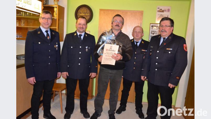 Der Vorsitzende der Feuerwehr Ödpielmannsberg Hermann Ach und Kommandant Karl Eckl (von links) ehren für 40-jährige Treue Josef Kappl. Sie danken ihm auch für seinen Jahrzehnte langen Einsatz. Dazu gratulieren Kreisbrandmeister Thomas Kleber und Kreisbrandinspektor Martin Weig (von rechts). Bild: gi