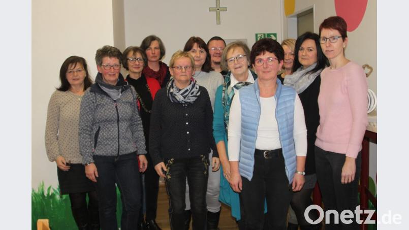 Der Windischeschenbacher Frauenbund hat eine neue Führungsmannschaft. Vorsitzende sind Anke Neumann, Karin Heining-Weidner und Helene Kraus (rechts sowie Zweite und Vierte von rechts). Bild: wrt