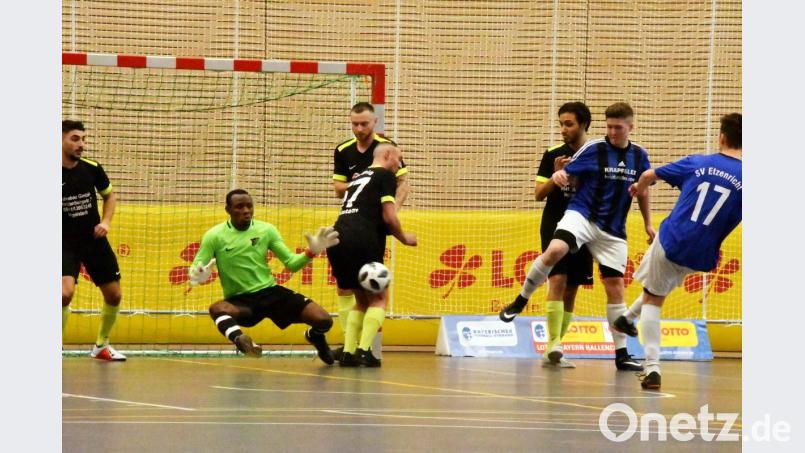 Valmir Shabani (Nummer 17, rechts) trifft zum zwischenzeitlichen 1:2 gegen den FC GW Ingolstadt. Die SG Etzenricht II/Luhe-Wildenau II verlor ihr erste Spiel bei der „Bayerischen“ gegen den späteren Meister Ingolstadt mit 1:4. Am Ende wurden die Nordoberpfälzer Sechster. Bild: Brugger