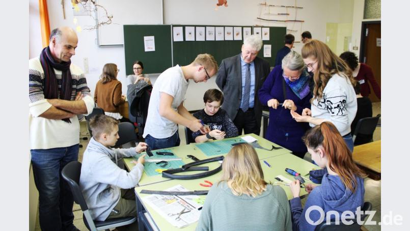 Die Mittelschule Erbendorf und das Institut für Fachlehrer-Ausbildung Bayreuth (IFL) arbeiten Hand in Hand. Rektor Preisinger (stehend, dritter von rechts) und Roland Schubert vom IFL (stehend, links) blicken Studenten und Schülern interessiert über die Schulter. Bild: ckl