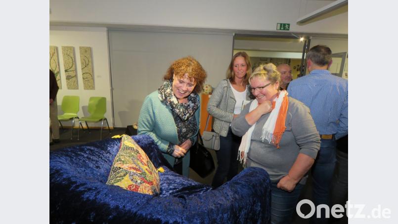 Die Gäste der Ausstellung bewunderten natürlich das Meisterstück, ein Kissen aus Mosaikmustern, ausgesprochen ausgiebig. Bild: ubb