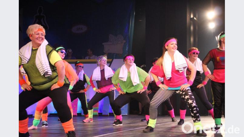 Das Damenballett beim Fitnees-Kurs auf der Bühne. Bild: kro