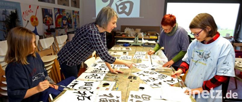 Irene Fritz leitet einen Kurs in der Kulturwerkstatt Kalmreuth, die zur Jugendkunstschule Weiden gehört. Mit einem Pilotprojekt will sie die Einrichtung jetzt dauerhaft fördern. Bild: nm
