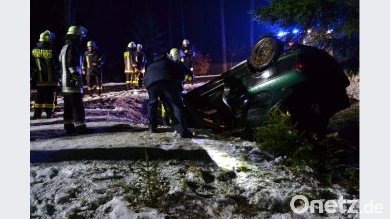 Auf überfrierender Nässe kam das Auto ins Schleudern und blieb nach einem Überschlag auf dem Dach liegen. Die Insassen wurden leicht verletzt. Bild: pz