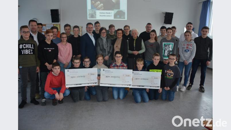 Großer Tag für die Realschule im Stiftland. Im Beisein aller Klassen- und Schulsprecher wurden jetzt 2400 Euro als Spendengelder an die Aktionen „Solidarität“, „Lichtblicke“ und „Feuerkinder“ gleichmäßig verteilt. Schulleiter Stephan Drexler (Mitte) überreichte die Gelder an die Damen, (rechts neben ihn) an Dr. Annemarie Schraml, Edith Lippert und Geroldine Ondrusek. Konrektor Reiner Summer (Zweiter von links) wusste, dass die Realschule seit zwanzig Jahren mehr als 25.000 Euro für diese Zwecke gespendet hat. Bild: jr