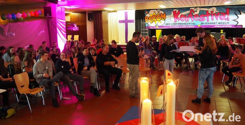 Dekan Wenrich Slenczka ist diesmal nur in der Zuschauerrolle. Die Dekanatsjugend gestaltet selbst den gesamten Gottesdienst beim Konfestival. Bild: Bühner