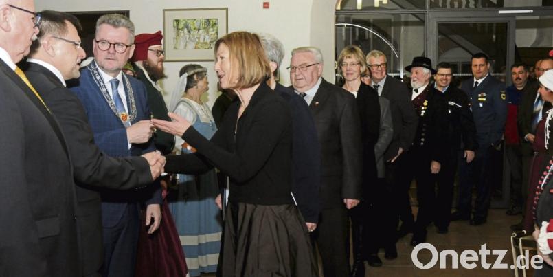 Unzählige Hände mussten (von rechts) Bürgermeister Michael Göth (SPD) sowie seine Stellvertreter Günter Koller (CSU) und Hans-Jürgen Reitzenstein (FDP/FWS) beim Neujahrsempfang der Stadt schütteln. Bild: Stephan Huber