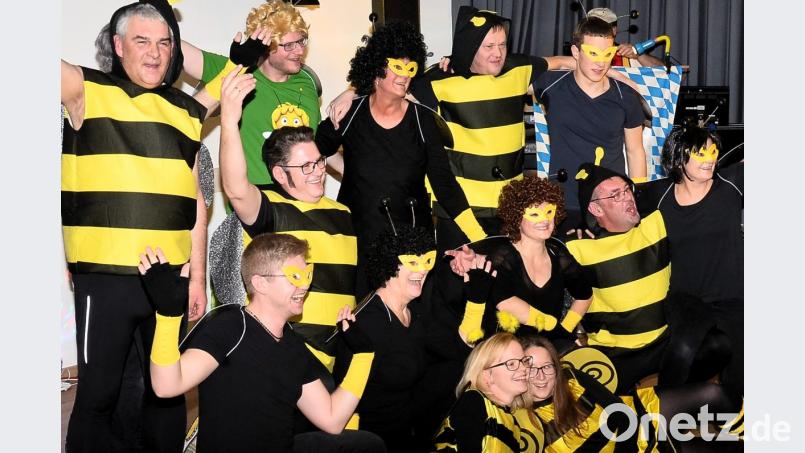 Seinen Beitrag zur Artenvielfalt leistet der Pfarrgemeinderat inmitten des von Dr. Manfred Bauer (links) moderierten Pfarrfaschings unter Regie von Corinna Kreisl (rechts). Bild: fjo