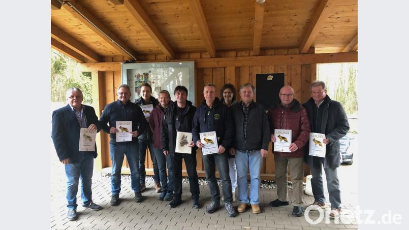 Vorsitzender Franz Gulz (links) zeichnete zahlreiche Mitglieder für ihre langjährige Treue zum Verein aus. Bild: ksi