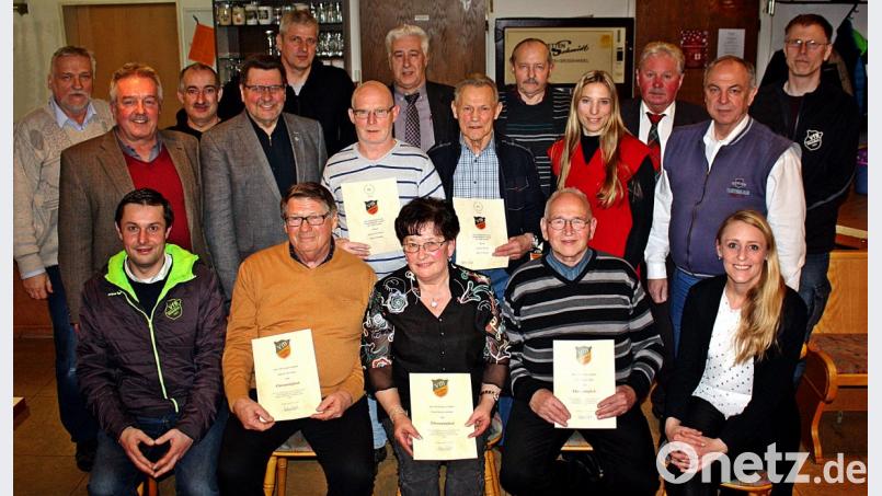 Vorsitzender Stephan Gollwitzer (sitzend, von links) mit den neuen Ehrenmitgliedern Fritz Band, Christa Sambale, Franz Jäger und seiner neuen Stellvertreterin Maria Sponsel. Richard Eichinger und Helmut Retzer (stehend, mit Urkunde von links) wurden für 50 Jahre Mitgliedschaft ausgezeichnet, dazu gratulierten auch der Vorstand und die Ehrengäste. Bild: R. Kreuzer