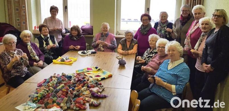 100 handgestrickte Söckchen fertigt der Strickkreis und übergibt sie an Marianne Fütterer von „Koki“. Bild: ld