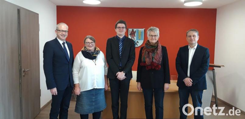 David Austermann (Mitte) unterstützt seit Anfang des Jahres sieben AOVE-Kommunen bei der Erledigung der Archivarbeit. AOVE-Sprecher Bernhard Lindner (Hahnbach), AOVE-Geschäftsführerin Waltraud Lobenhofer, Dr. Maria Sagstetter, die Leiterin des Staatsarchivs Amberg, und Poppenrichts 2. Bürgermeister Hermann Böhm (von links) freuen sich darüber. Bild: Silke Haller