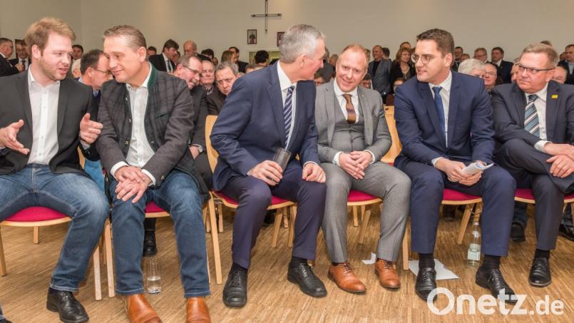 Die Themen des CSU-Neujahrsempfangs liefern ausgiebigen Stoff zur Diskussion (von links): JU-Kreisvorsitzender Henner Wasmuth, der Poppenrichter Bürgermeisterkandidat Herrmann Böhm, CSU-Kreisvorsitzender Harald Schwartz, der Schnaittenbacher CSU-Ortsvorsitzende Marcus Eichenmüller, Europawahl-Kandidat Christian Doleschal und Bezirksrat Martin Preuß. Bild: chl