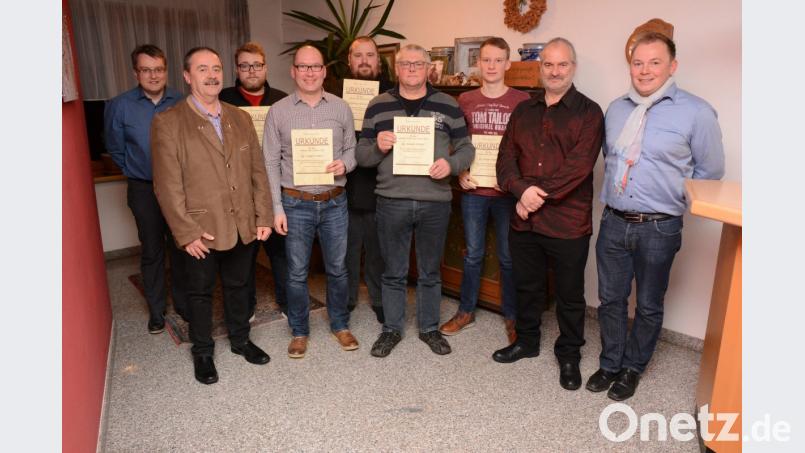 Die Blasmusik Gebenbach zeichnet ihre Musiker des Jahres und erstmals auch die
Auftrittsmeister aus (vorn, von links): Bürgermeister Peter Dotzler, Jürgen Lindner, Anselm Schöpf, Florian Giehrl, Dirigent Gerhard Böller und Vorsitzender Simon Lösch; hinten (von links): Zweiter Vorsitzender Siegfried Siegert, Andreas Schneider und Markus Schlotmann. Bild: exb