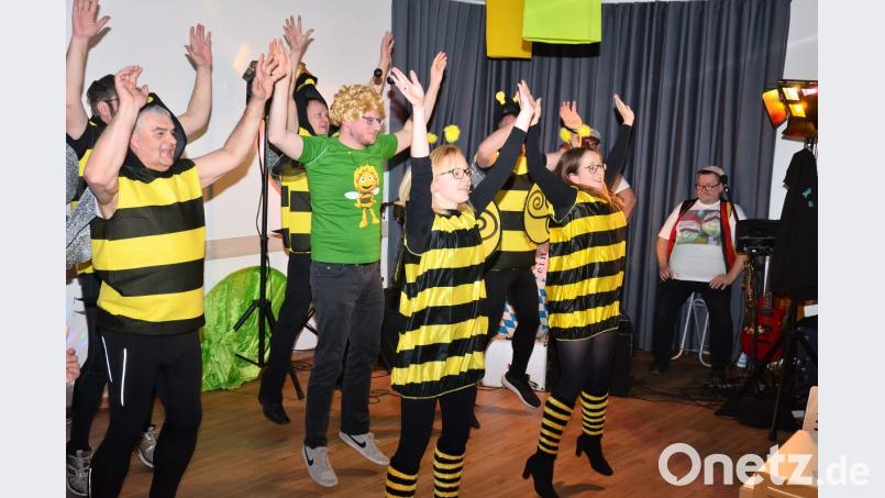 Mit einer tollen Show hüpft sich der Pfarrgemeinderat mit Pastoralreferent Maximilian Pravida (Mitte) als zentraler Figur in die Gunst des Publikums. Bild: fjo