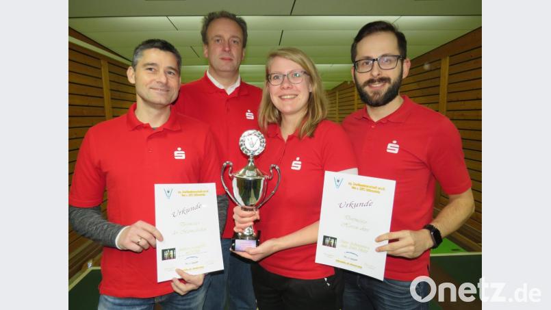 Michael Striegl, Wolfgang Huber, Andrea Zöphel und Johannes Sier(von Links) von der Sparkasse Neustadt freuten sich über den 1. Platz bei der Dorfmeisterschaft. Bild: adj