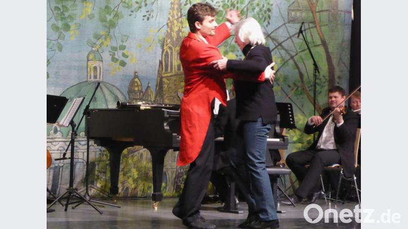 Einer der Tänzer holt eine Dame zum Walzer auf die Bühne. Bild: fsb