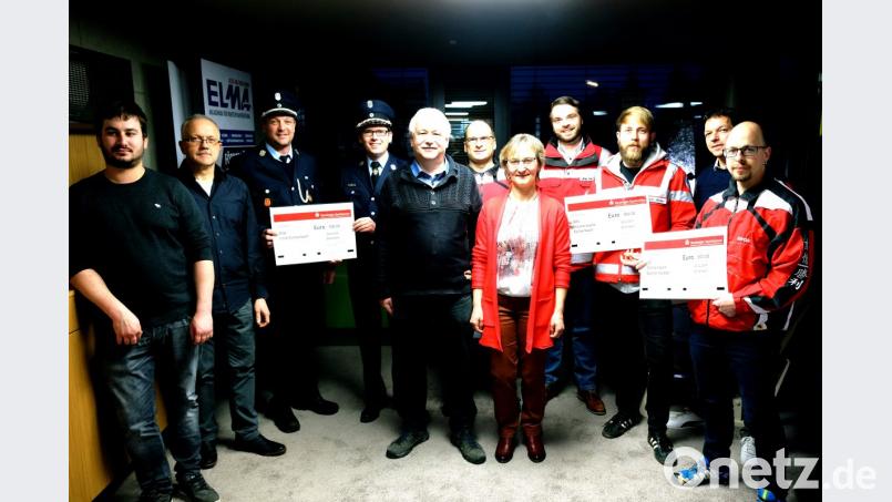 500 Euro mal 3: Symbolische Spendenschecks überreicht die Firmenleitung von Elma-Anlagenbau um das Unternehmer-Ehepaar Alfons und Gabriele Meierhöfer (Mitte) an Vertreter von Feuerwehr, Wasserwacht und Karatesparte des Sportclubs. Bild: do