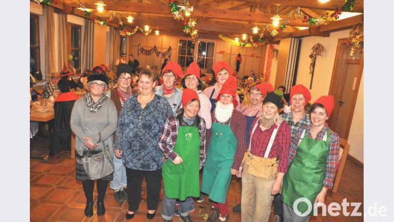 Der Frauenbund Tännesberg versteht es, zu feiern. Das gilt vor allem im Fasching. Elisabeth Braun als Rentnerin und Sonja Schmid-Herdegen als Beratern in einem Reisebüro (vorne, von links) lösten mit ihrer Einlage großes Gelächter aus. Bild: es