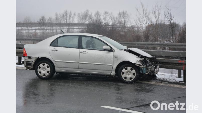 Aufgrund plötzlich auftretender Schneeglätte kam der Toyota ins Rutschen und prallte von der rechten Leitplanke in die Mittelleitplanke. Glücklicherweise gab es außer Blechschaden keine Verletzte. Der Verkehr wurde während der Bergungsarbeiten einspurig an den Unfallstelle vorbei geleitet Bild: jr