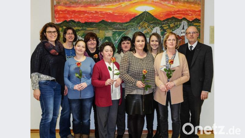 Das neue Vorstandsteam mit Beisitzern und Kassenprüfern und Pfarrer Herbert Rösl (rechts); von links Heike Krafczyk (Stellvertretende Vorsitzende), Angela Schmal (Beisitzerin), Veronika Gabler (Beisitzerin) Irene Zangl und Maria Biersl (Kassenprüferinnen), Erika Klier (Beisitzerin) Sandra Fuchs (Vorsitzende), Eva Strebl (Beisitzerin) und Gertraud Hummer (Stellvertretende Vorsitzende). Bild: tkr