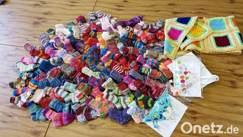 100 handgestrickte Söckchen fertigt der Strickkreis und übergibt sie an Marianne Fütterer von „Koki“. Bild: ld