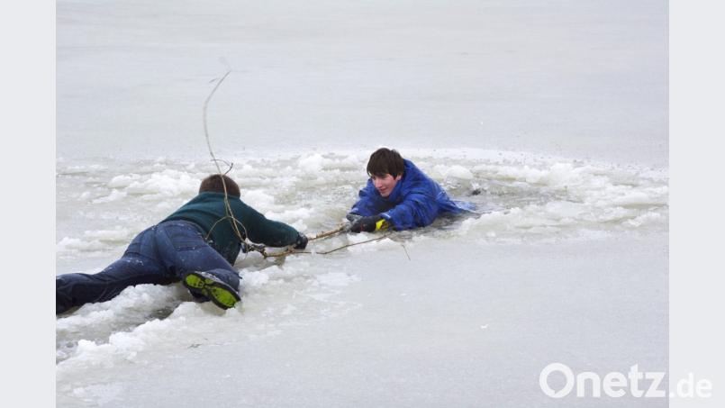 Gezeigt wird, dass man eingebrochene Personen nicht mit den Armen greifen soll. Ein Stock oder anderes Hilfsmittel ist hierfür geeignet. Bild: brü