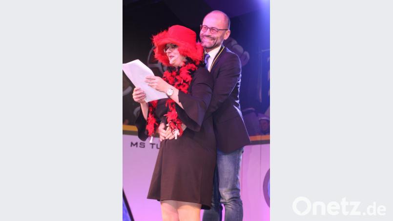 „Traudl“ und Dr. Alfred Scheidler am Bug der MS Tursiana. Bild: kro