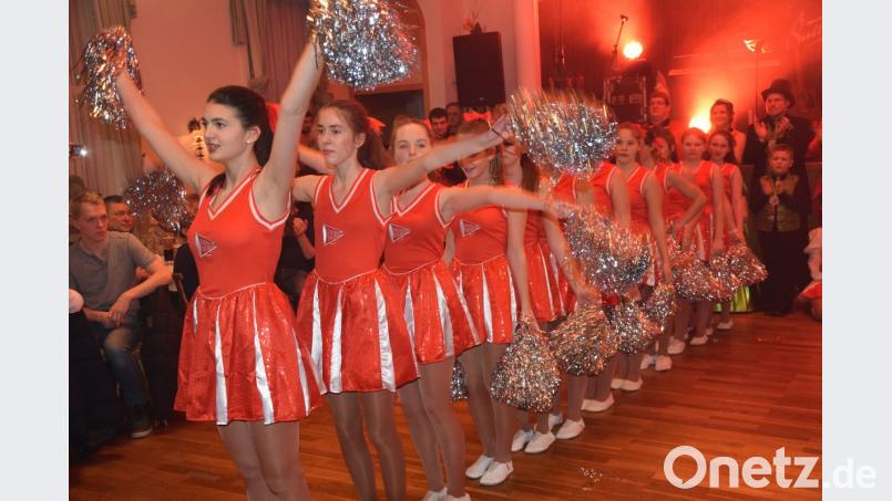 Im Kostüm von Cheerleadern sorgt die Jugendgarde für Showeffekte beim Komiteeball. Bild: bö